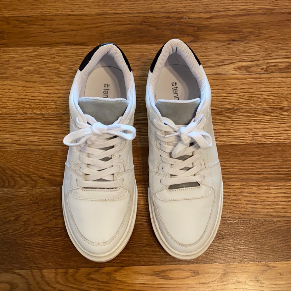 Tennis shoes